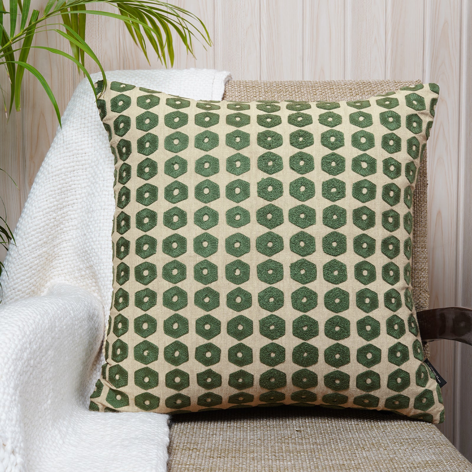 Square embroidered cushion in hexa green with geometric pattern on beige chambray cotton – Babylonia Collection